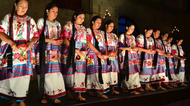 guelaguetza-dancers