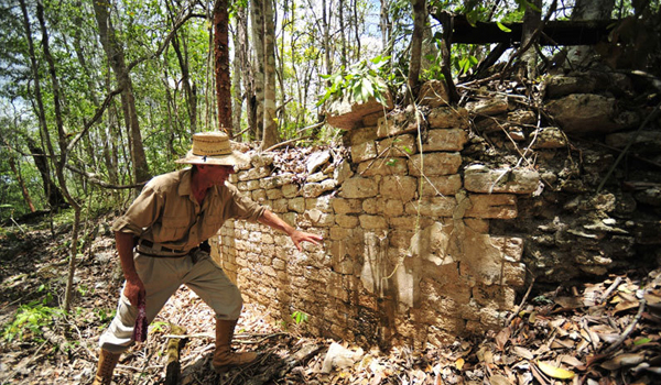 Archaeologist Ivan Sprajc leads the team of foreign and national experts. (Mauricio Marat / INAH)