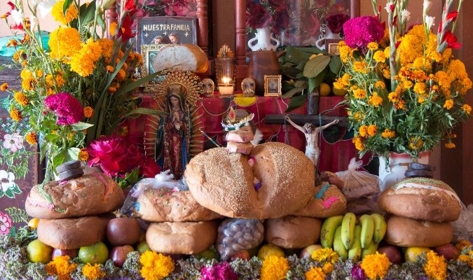 Ofrendas at an alter