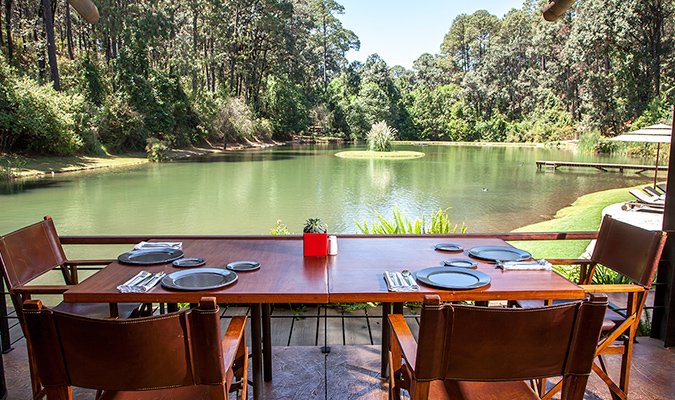 hotel rodavento table lake