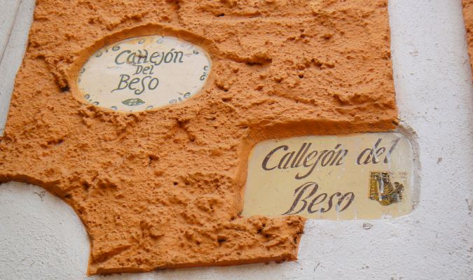 The sign marking Callejon del Beso Credit: Wiki Commons