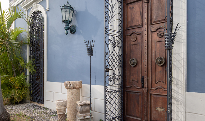 kunuk hotel door